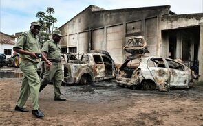 Maputo carros incendiados em protestos pós eleitorais