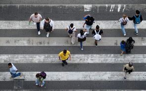 Pessoas passadeira trânsito