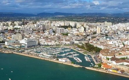 Faro passa a cobrar taxa turística todo o ano com valores diferenciados