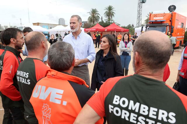 Rei Felipe VI recebido com apupos e insultos em Paiporta