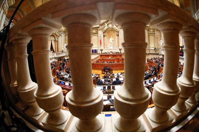 Moção de confiança debatida e votada na terça-feira no parlamento