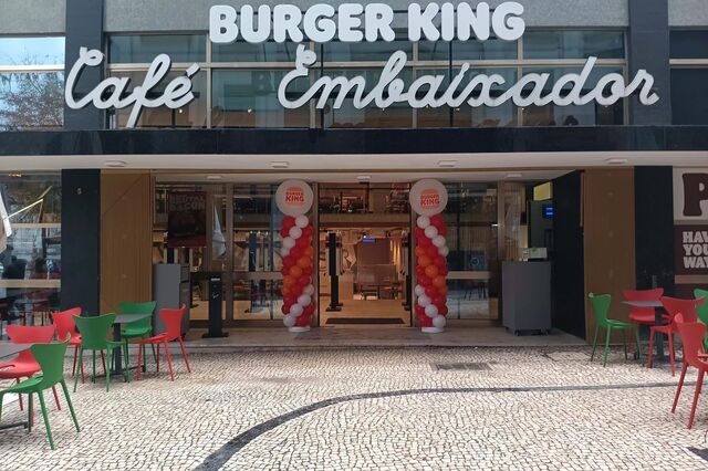 Antigo Banco Pinto Leite que foi Café Embaixador é agora trono de hambúrgueres 