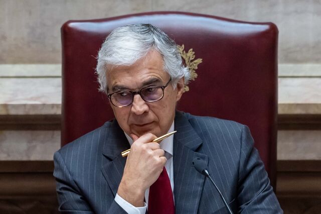 Aguiar-Branco pede coragem para discutir incompatibilidades e remunerações dos políticos