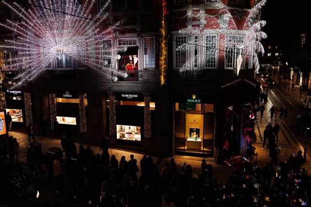 A Marcolino Relojoeiro inaugurou as iluminações de Natal com música e glamour. 