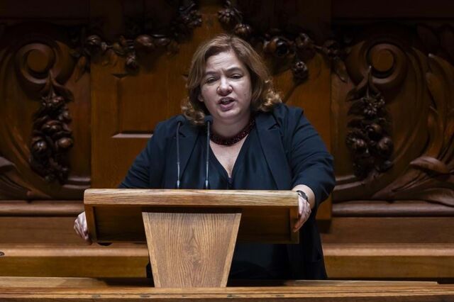 Alexandra Leitão anuncia à bancada que PS vota contra moção de confiança
