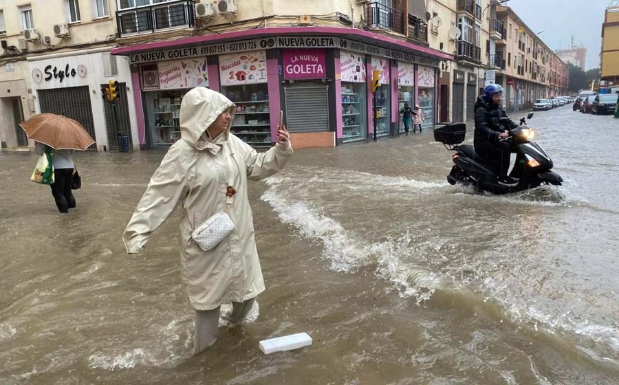 Várias ruas de Málaga estavam inundadas esta quarta-feira ao final da tarde.