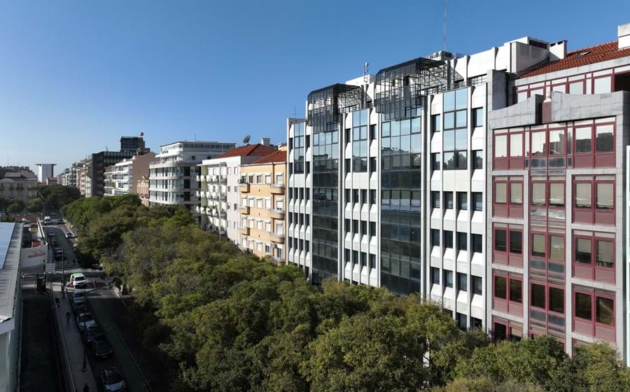 O edifício situado na Avenida Defensores de Chaves, em Lisboa, é um dos dois imóveis adquiridos pela francesa Serris Reim à britânica Tristan Capital Partners. 