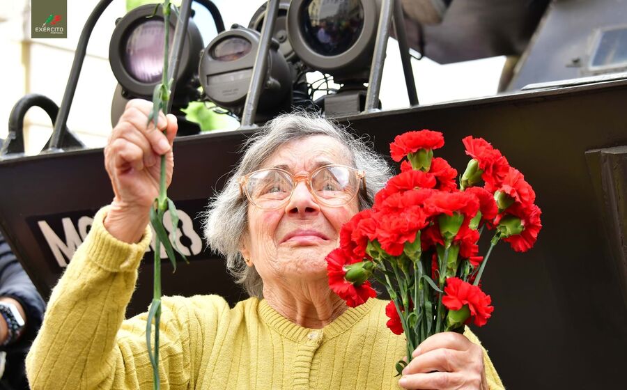Celeste recria um dos momentos mais famosos do 25 de Abril e volta a dar cravos às espingardas