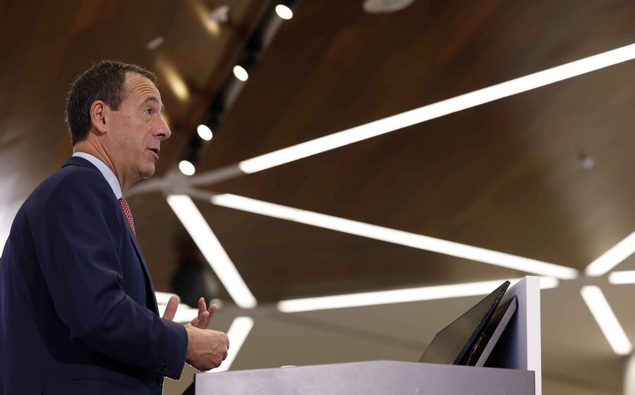 Gonzalo Gortazár, CEO do Caixabank, na apresentação do Plano Estratégico 2025-2027, em Madrid, Espanha.
