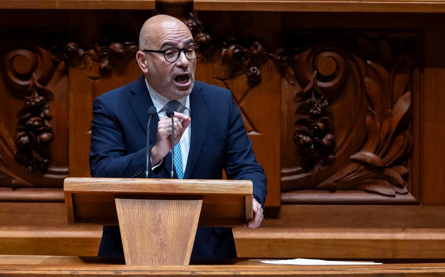 Miguel Pinto Luz esteve numa audição no Parlamento e foi confrontado com as medidas para a habitação. 