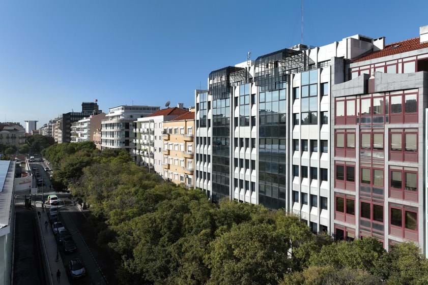 O edifício situado na Avenida Defensores de Chaves, em Lisboa, é um dos dois imóveis adquiridos pela francesa Serris Reim à britânica Tristan Capital Partners. 