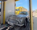 Icónico Aston Martin DB5 de James Bond perto de Praga