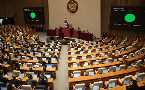 Parlamento sul-coreano aprova fim da lei marcial. Lei força Yoon a acatar