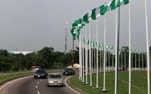 Nigéria volta aos mercados dois anos depois e emite 2,2 mil milhões de dólares com juro de 10%