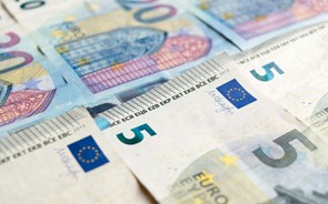 Euro perto de máximos de cinco meses. Dólar estabiliza