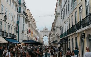 pessoas, rua multidão lisboa consumo emprego