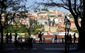 consumo pessoas multidão lisboa