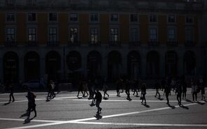 multidão pessoas lisboa consumo