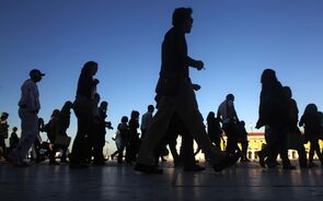 multidão pessoas lisboa consumo