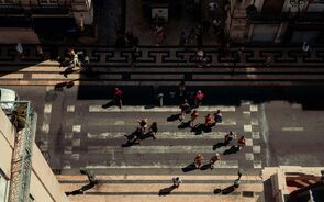 pessoas, rua multidão lisboa consumo emprego