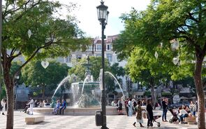 pessoas, rua multidão lisboa consumo emprego