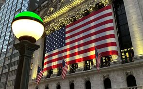 Wall Street fecha em alta com Nasdaq 100 a atingir recorde. American Airlines pulou 4%