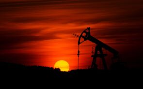 Petróleo com perdas contidas caminha para semana de ganhos