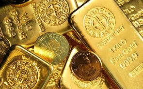 Ouro avança com 'traders' a aproveitar para reforçar posições