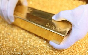 Ouro em queda para mínimos de junho com redução da procura por ativos de refúgio
