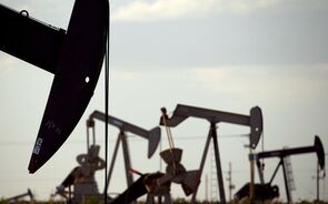 Preço do petróleo sobe à espera do encontro EUA-Rússia. Ouro está a recuar