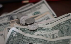 Dólar em queda com foco no défice dos EUA