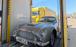 Icónico Aston Martin DB5 de James Bond perto de Praga
