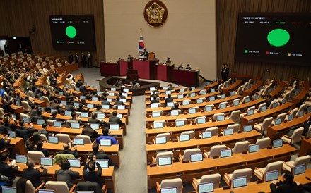 Parlamento sul-coreano aprova fim da lei marcial. Lei força Yoon a acatar