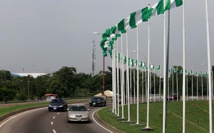 Nigéria volta aos mercados dois anos depois e emite 2,2 mil milhões de dólares com juro de 10%