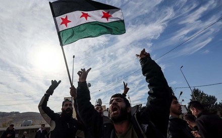 Londres saúda fim do regime, ONU pede “cautela”. As reações à queda de Assad