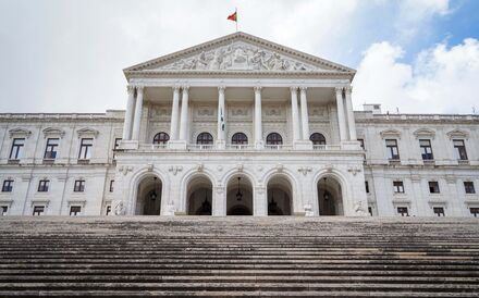 Parlamento aprovou na generalidade a revisão proposta pelo Governo na última sexta-feira, mas PS quer mudanças no diploma.