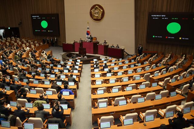 Parlamento sul-coreano aprova fim da lei marcial. Lei força Yoon a acatar