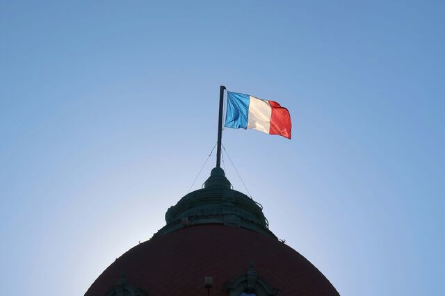 
Europa negoceia em alta com Fed no horizonte. 'Yield' francesa desce apesar de corte no rating