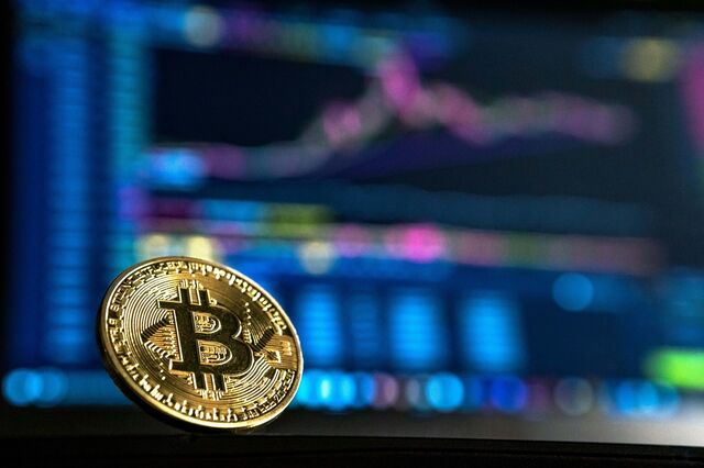 Mesmo sem combustível Trump, cripto resiste à turbulência dos mercados