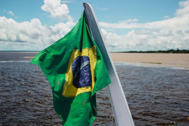 Excedente comercial do Brasil cai quase 25% em 2024