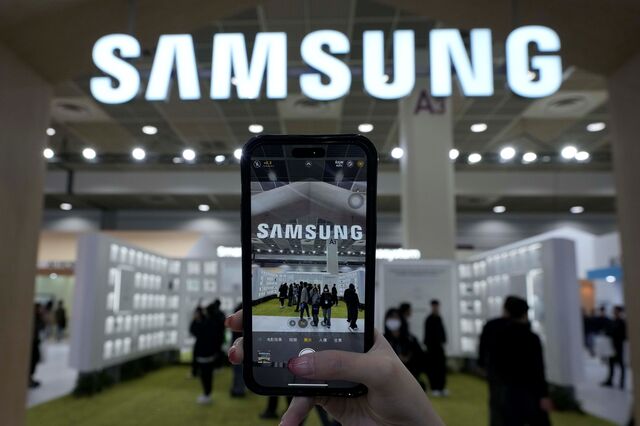 Trump diz que pode impor tarifas de 25% à Samsung e outros fabricantes de telemóveis 