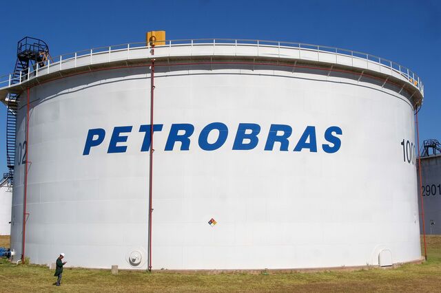 Lucros da petrolífera brasileira Petrobras caem 70,6% em 2024