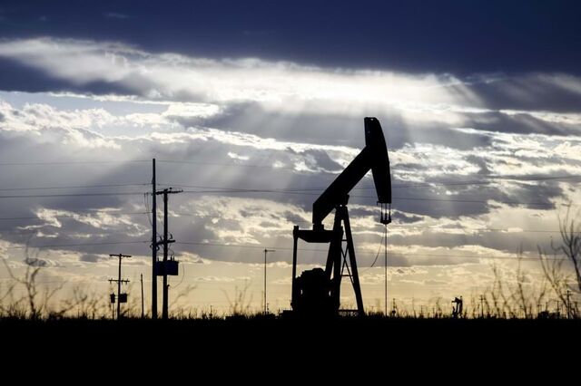 Petróleo cai mais de 10% no ano