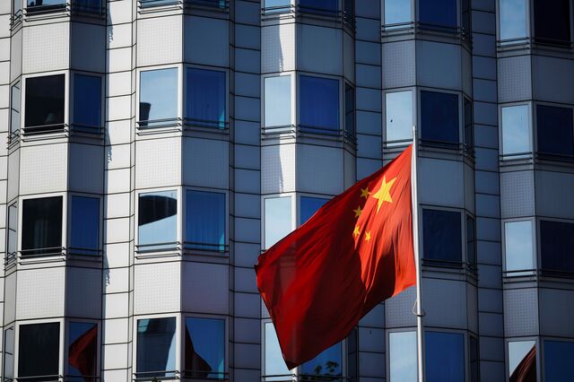 Empresas de investimento estatais chinesas compram ações para estabilizar mercado