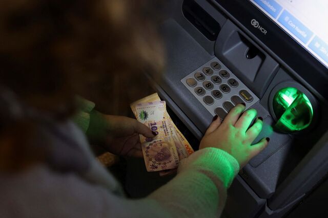 “No hay plata”. Peso argentino bate no fundo