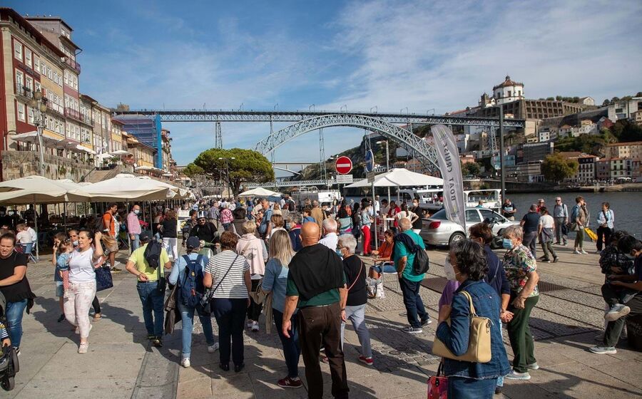 Turistas Porto zona ribeira