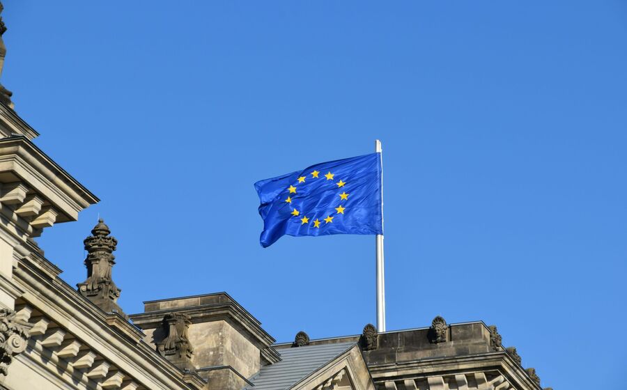 UE união europeia comissão zona euro bandeira