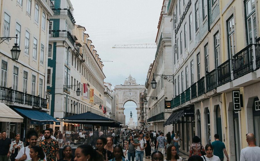 pessoas, rua multidão lisboa consumo emprego