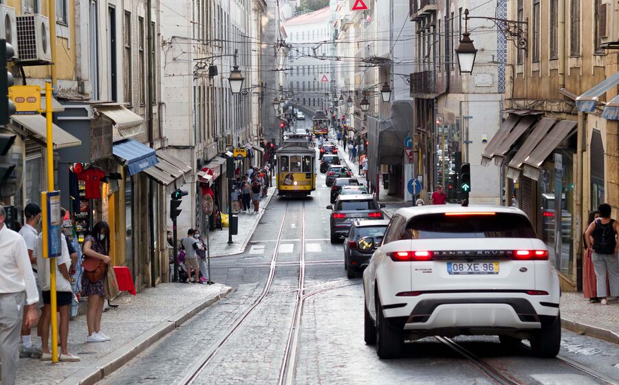 pessoas, rua multidão lisboa consumo emprego