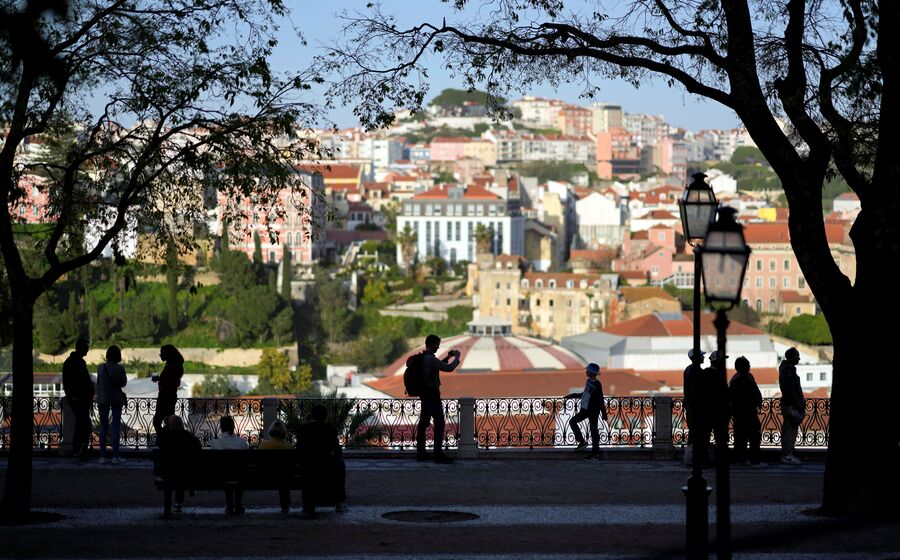 consumo pessoas multidão lisboa